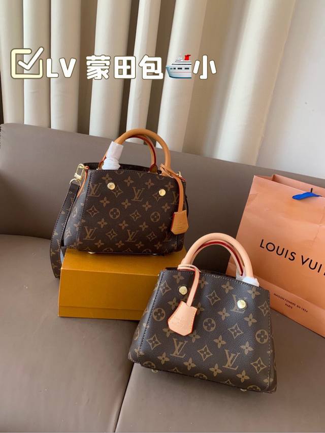 小号 Lv 蒙田包手袋将俏皮挺括的外部设计与整齐有序的包内空间结合在一起，是商务包款的理想之选。这款手袋配有一条超长的可拆卸背带，既可手提、臂挽，亦可斜背，打造