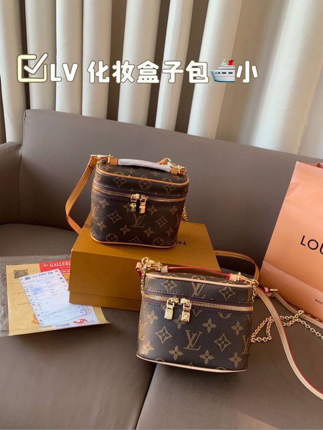小号 Lv 路易威登 化妆盒子包 超级精致吊牌肩带也是链条与皮质完美结合，小巧的独特造型，搭配各种复古的颜色和装饰,绝对是这几年Lv最出彩的设计之一。 尺寸：小