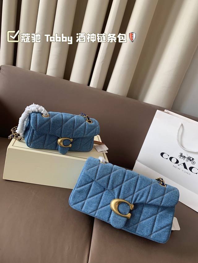 大 小 蔻驰 Tabby 酒神链条包 Coach 链条包绝对是百搭神器 颜值担当,谁背谁好看 尺寸大26*24 小20*12 折叠盒 大 小 蔻驰 Tabby 酒神链条包 Coach 链条包绝对是百搭神器 颜值担当,谁背谁好看 尺寸大26*24 小20*12 折叠盒