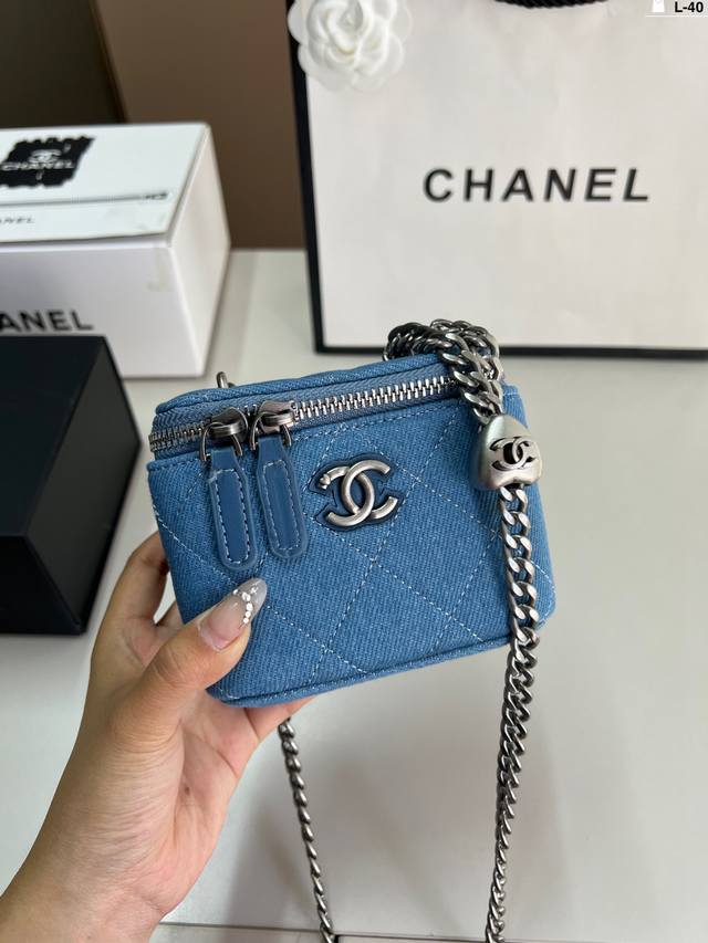 Chanel香奈儿丹宁牛仔爱心口红盒 可单肩，斜挎，尽显女人优雅气质 是一款超级百搭的休闲链条包 L-40尺寸12×9折叠盒飞机盒