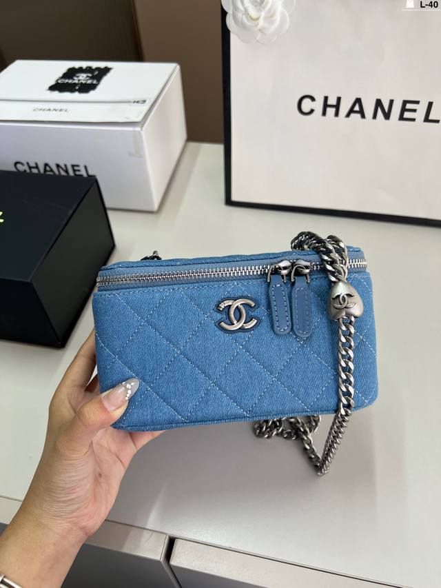 Chanel香奈儿丹宁牛仔爱心化妆盒 可单肩，斜挎，尽显女人优雅气质 是一款超级百搭的休闲链条包 L-40尺寸18×10折叠盒飞机盒