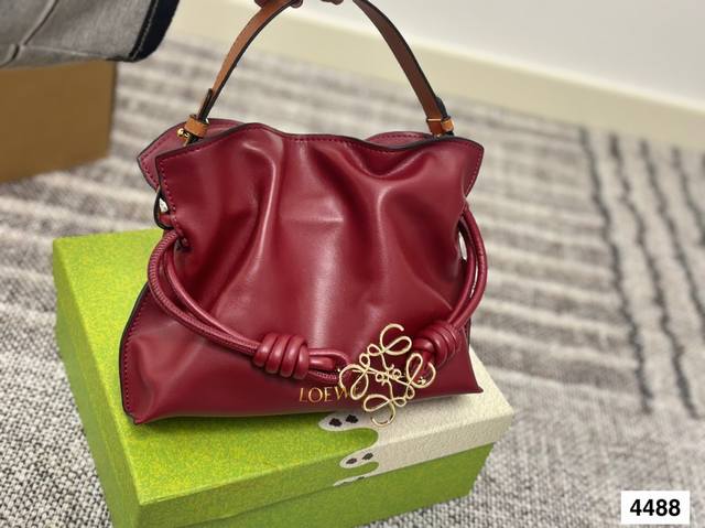 罗意威福袋手提包Loewe Anagram 原列新品包包分享 被种草的Loewe 系列, 简单大方,超适合日常,容量太可了,包身挺括、质感满满~尺寸23.19 罗意威福袋手提包Loewe Anagram 原列新品包包分享 被种草的Loewe 系列, 简单大方,超适合日常,容量太可了,包身挺括、质感满满~尺寸23.19