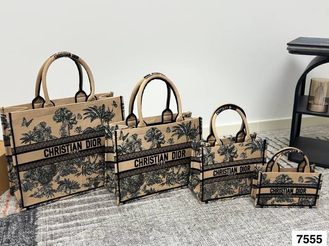 迪奥Dior 刺绣购物袋 本年度重量级专柜经典爆款 将帅气和优雅两种不同的风格碰撞在一起，融合了新一代女性的时髦与个性 展现女性力量 包包全身刺绣设计 里外双层