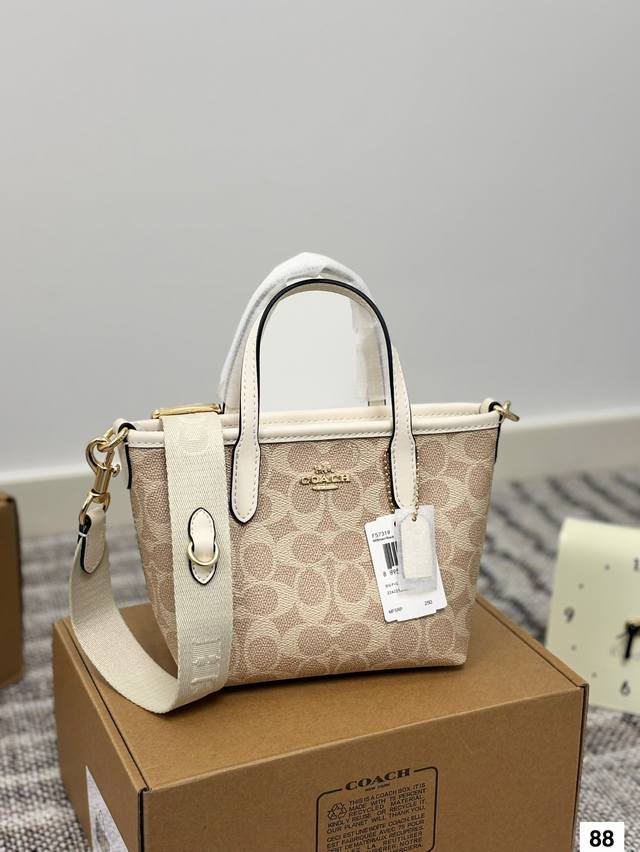配飞机盒 尺寸：Mini15*14 Coach呀 这么可爱的 City小托特包 蔻驰九月新品来小托特包啦！ City系列迷你号！！好乖好乖