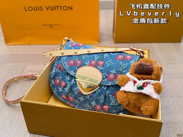 飞机盒配挂件 Lv Beverly 金盾包新款腋下包斜挎包 小金扣占据了主视觉, 凸显质感又相当时髦, 真是绝美的一只Vintage 尺寸25 17