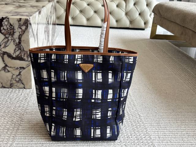 Prada再生尼龙购物袋，好看又实用 超大超轻便 Prada 再生尼龙购物袋，超好用的大托特 99新中Prada 普拉达再生尼龙托特购物袋,超大超轻超好用，手拎