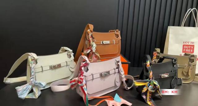 配折叠礼盒 爱马仕 Mini 吉普赛单肩包 质感很高级 容量超级大也很耐用 日常出街背它回头率百分百 就是这种随性慵懒感尺寸:22*5*15Cm 配折叠礼盒 爱马仕 Mini 吉普赛单肩包 质感很高级 容量超级大也很耐用 日常出街背它回头率百分百 就是这种随性慵懒感尺寸:22*5*15Cm