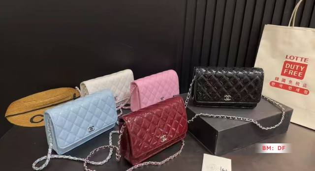 配折叠礼盒 香奈儿经典漆皮发财包 Woc 品质很不错！ 包包有卡位 有暗袋！很实用！尺寸：19*13