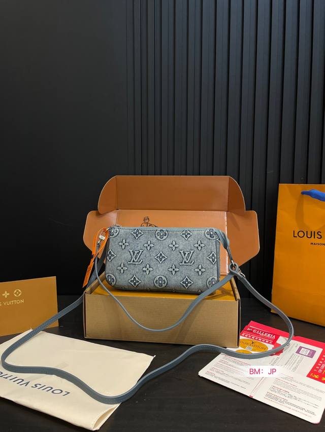 配折叠礼盒 Lv新款丹宁牛仔 夏天必备单品 链麻将包 具有复古的外观和夏季的感觉 包包质感五金超好 通勤日常皆可的百搭神器#丹宁#全套包装 尺寸:24*14 配折叠礼盒 Lv新款丹宁牛仔 夏天必备单品 链麻将包 具有复古的外观和夏季的感觉 包包质感五金超好 通勤日常皆可的百搭神器#丹宁#全套包装 尺寸:24*14