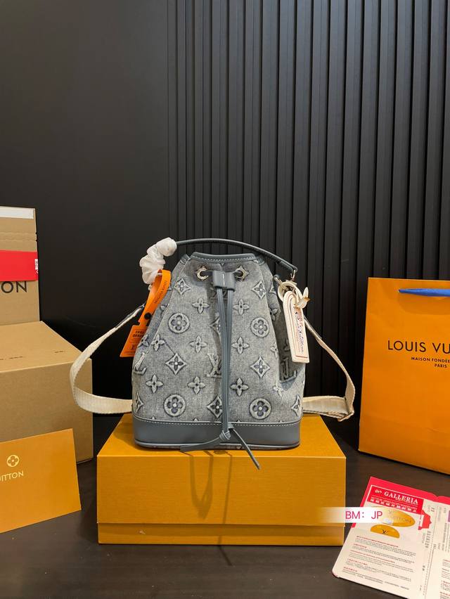 配折叠礼盒 Lv新款牛仔水桶 上身效果很棒哦 新品真的很Nice 搜索Lv 水桶包 尺寸:22*25 配折叠礼盒 Lv新款牛仔水桶 上身效果很棒哦 新品真的很Nice 搜索Lv 水桶包 尺寸:22*25