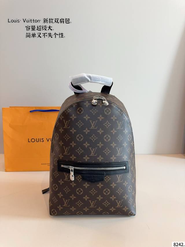 最新款Lv 双肩包 超高清五金Logo标志、 专用里内里 超顺滑拉链 做工精致每个细节到位！ 男人必备款。 尺寸：26*12*38Cm