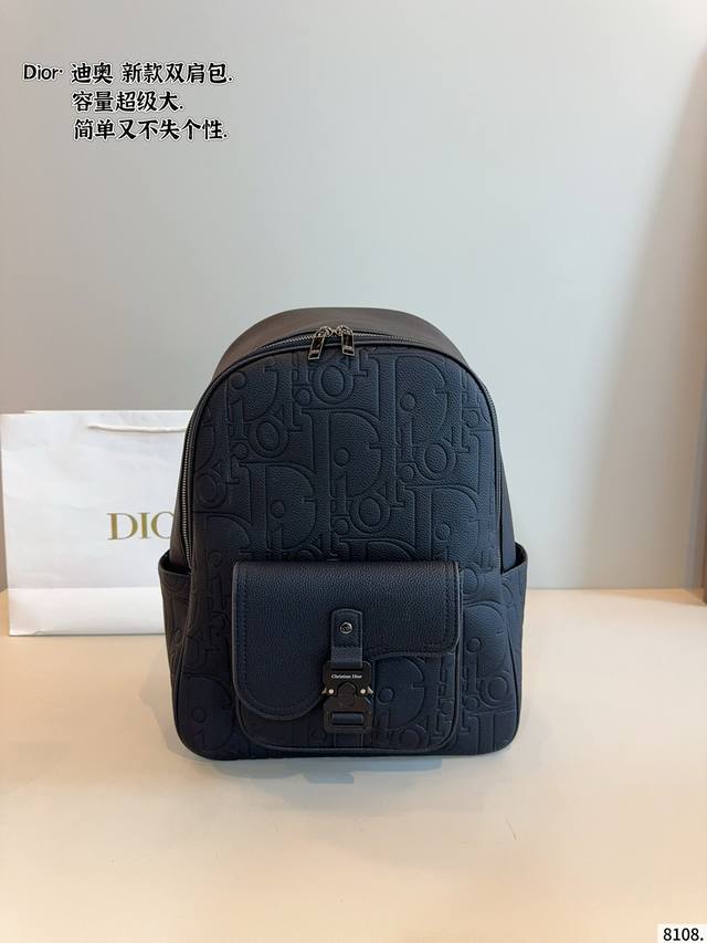 小长假必备双肩包！ D家 老花款双肩包 一款背起来超舒服的它 可可爱爱！ 黑色和海军蓝Oblique图案绣线 有质感！ 搜索 Diorsize：32*42Cm