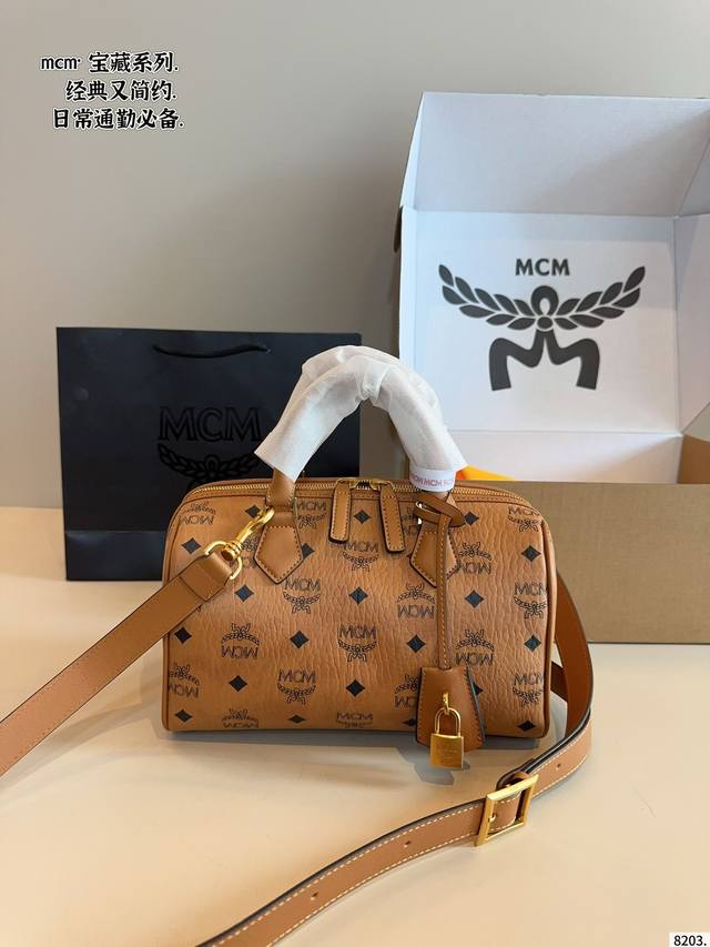 配礼盒 Mcm 波士顿枕头包 简单百搭 颜值高 日常出街首选 潮酷时尚女孩必入款尺寸:25*13*16Cm 配礼盒 Mcm 波士顿枕头包 简单百搭 颜值高 日常出街首选 潮酷时尚女孩必入款尺寸:25*13*16Cm