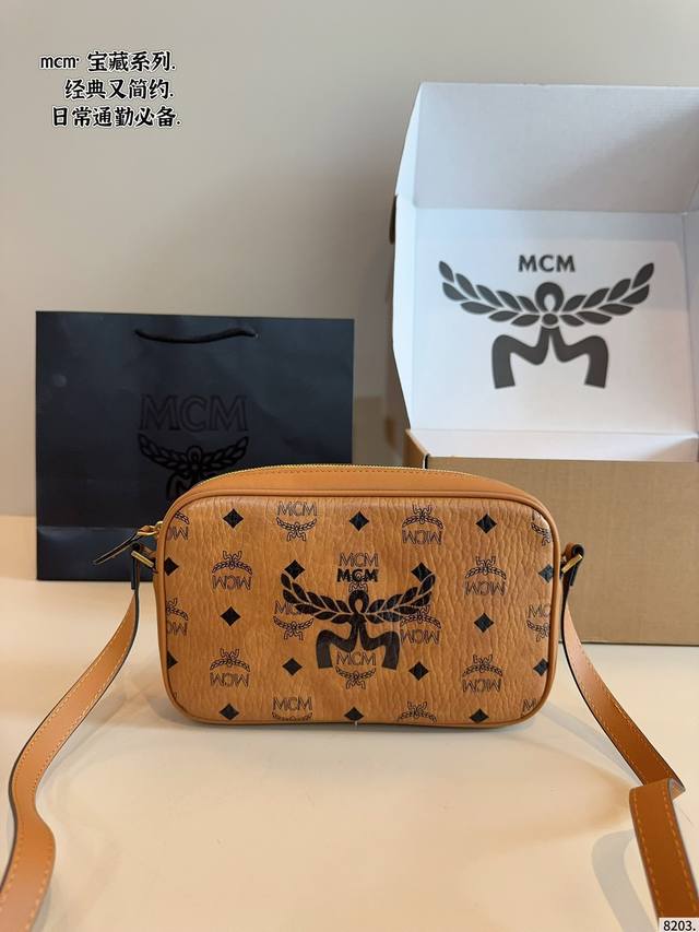 配礼盒 Mcm Visetos相机包 经典系列 赵丽颖同款 男女皆可的款式 日常百搭 不可错过尺寸:24*5*14Cm 配礼盒 Mcm Visetos相机包 经典系列 赵丽颖同款 男女皆可的款式 日常百搭 不可错过尺寸:24*5*14Cm