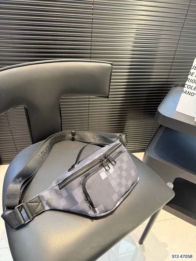 Lv 胸包腰包，配有可调节的包带，既可环于腰间，也可肩背或随性地挂在胸前。正面和背面配有拉链口袋，方便存取 手机、卡片和钥匙。尺寸：42 17 货号47058