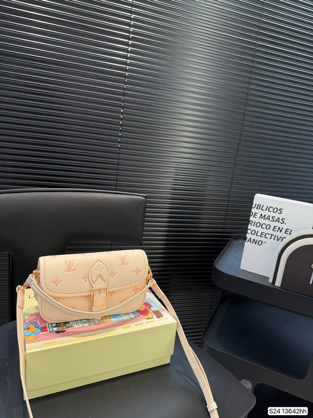 配折叠盒子 迷你Lv法棍包 芯片版本 上身简单又舒服 源自中古包 Sologne 的改良版 整体保留了简洁的包身造型 一根肩带升级成了两根肩带 可以单肩腋下，也