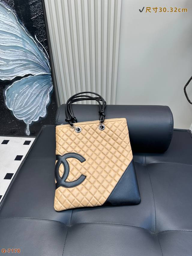 香奈儿康鹏托特包包身上醒目的双C Logo作为装饰 远远看去就能认出是香奈儿的包可单肩可手提 啥都能装得下 尺寸30.32Cm
