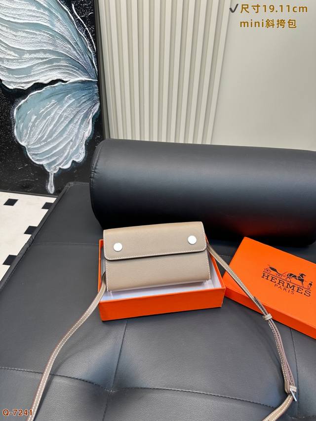 配礼盒 爱马仕 HermèS 全新推出的一款手袋，以其精致小巧的设计而著称，但容量却非常出色，能够装下两只Iphone Promax等日常小物。男女都可以背，日