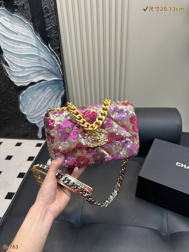 配全套礼盒 香奈儿Chanel经典Cf 经典不过时 方胖子亮片质地 时装 休闲 不挑衣服 尺寸：20.13Cm