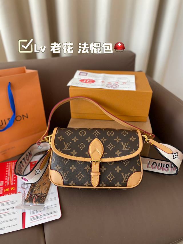 Lv 法棍包 它是有两条肩带组成的，一条是牛皮的肩带，另一个呢是跟Speedy20一样的刺绣宽肩带 真的是复古又时尚 尺寸24.17