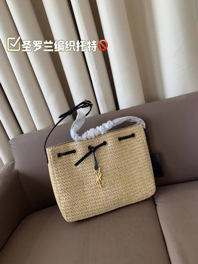 配盒子 圣罗兰编织托特包,简单搭配的包袋,非常大气。搭配衣服也是毫无难度。尺寸:30*24 配盒子 圣罗兰编织托特包,简单搭配的包袋,非常大气。搭配衣服也是毫无难度。尺寸:30*24