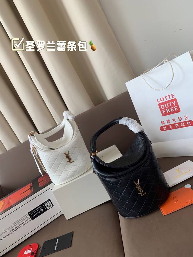 配折叠盒子 纯皮圣罗兰薯条包 圣罗兰Gaby Mini Bucket Gaby系列 新推出的发水桶包真的是太爱了超级特别的水桶包设计,包型圆润而挺括,顶部饰有小 配折叠盒子 纯皮圣罗兰薯条包 圣罗兰Gaby Mini Bucket Gaby系列 新推出的发水桶包真的是太爱了超级特别的水桶包设计,包型圆润而挺括,顶部饰有小