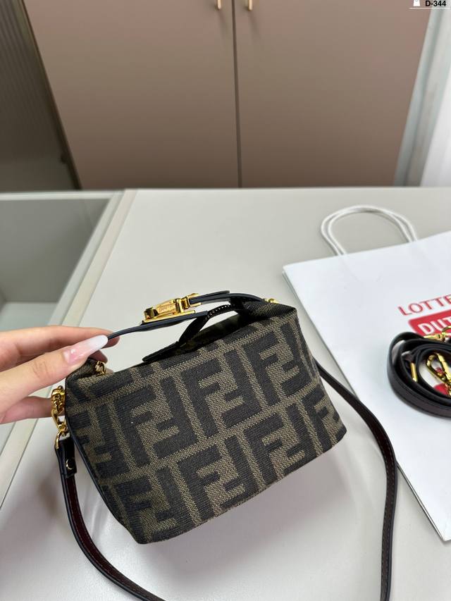 Fendi芬迪饭盒包 Fendi 丹宁牛仔便当包实用耐久Canvas 格纹水桶包 四季必备 各大明星同款D-344尺寸15×10 折叠盒