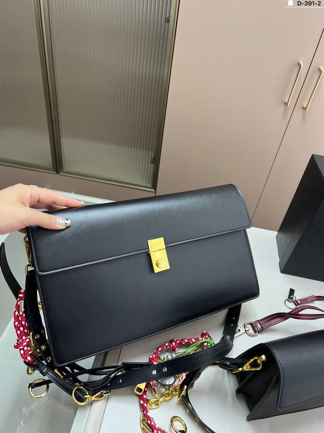 大 普拉达Prada肩背包 我说这是最美Prada没人反驳吧 这只小可爱谁见谁心动 D-391-2尺寸24×14 35×20配盒