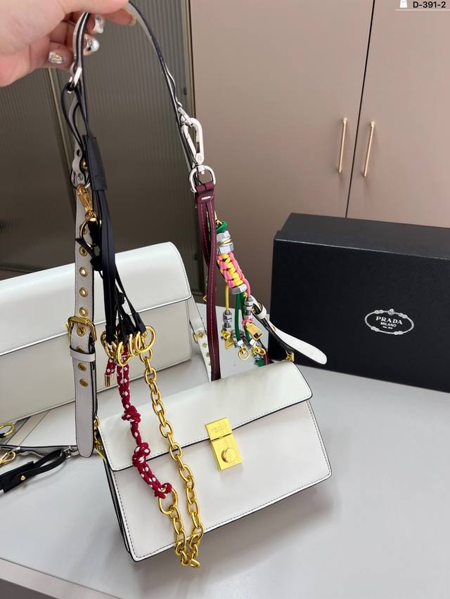 小 普拉达Prada肩背包 我说这是最美Prada没人反驳吧 这只小可爱谁见谁心动 D-391-2尺寸24×14 35×20配盒 小 普拉达Prada肩背包 我说这是最美Prada没人反驳吧 这只小可爱谁见谁心动 D-391-2尺寸24×14 35×20配盒