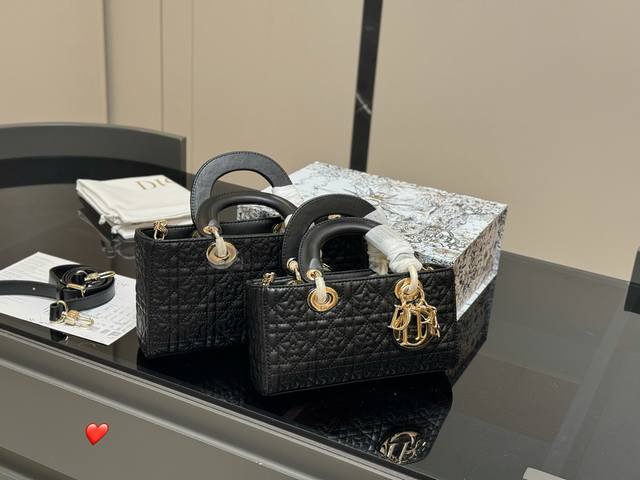 配盒 迪奥Lady羊皮 横版戴妃包 2025Dior款新包型 两根包带 我喜欢短的那根～ 一只很“我”的包爱了 尺寸:25Cm 22Cm