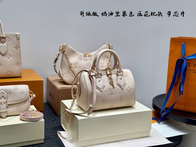 新款 配盒 升级版！带芯片！ Size： 20*14Cm Lv Speedy 20枕头包 一起感受Speedy快乐~ 这个大小刚刚好哦！ 夏天当然要背可可爱爱的