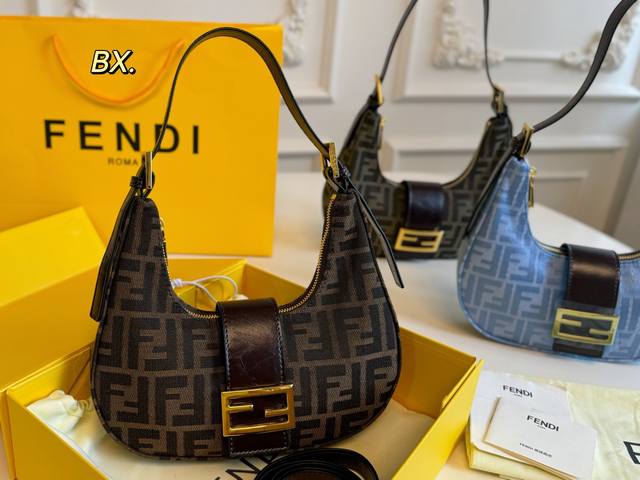 折叠盒 Size：25×12 Fendi芬迪新款老花Zucca 半月Hobo腋下包 经典半月包型，复古百搭 简约大方 配有延长肩带，斜挎手提腋下 帆布老花设计，