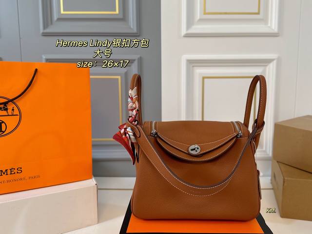 大号 折叠盒 Size:26×17 Hermes 爱马仕Lindy银扣方包 牛皮材质，以独特外观与好收纳 的高实用性，掳获众女孩的 转动开扣就能轻松拿取物品！