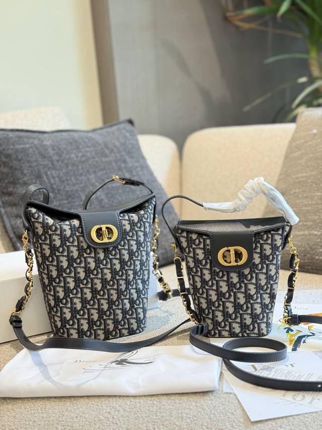 被追问无数次的Dior老花，美到犯规V 迪奥老花，时尚界永不落幕的经典，每次看到都忍不住心动 迪奥薯条0包，试问哪个女孩能拒绝这么高颜值的包包,光摆在那里就赏心