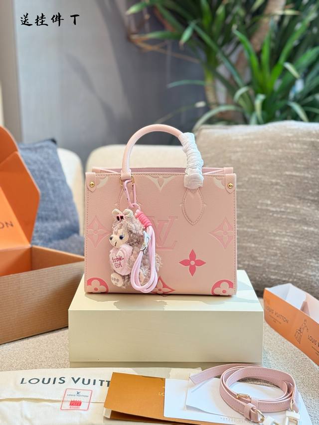 送挂件 Lv Onthego托特包 丛林系列 Crafty Onthego高级浮雕压花渐变色性 价比之王这是一款超赞的包型,灵感来自于恶搞 Lv的街头品牌,曾经 送挂件 Lv Onthego托特包 丛林系列 Crafty Onthego高级浮雕压花渐变色性 价比之王这是一款超赞的包型,灵感来自于恶搞 Lv的街头品牌,曾经