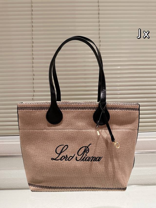 Loro Piana 帆布托特包 Lp 诺悠翩雅 简直是没有缺点的一款 上班通勤凹造型都不错，出差旅游妈咪包 背上就是一整个大Chill 一年四季都好背 今天搭