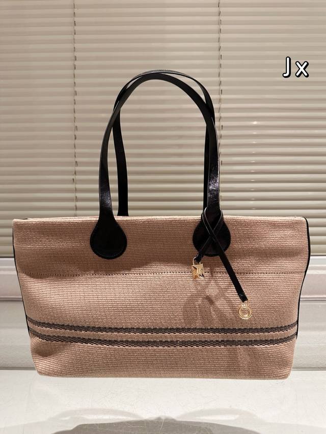 Loro Piana 帆布托特包 Lp 诺悠翩雅 简直是没有缺点的一款 上班通勤凹造型都不错,出差旅游妈咪包 背上就是一整个大Chill 一年四季都好背 今天搭 Loro Piana 帆布托特包 Lp 诺悠翩雅 简直是没有缺点的一款 上班通勤凹造型都不错,出差旅游妈咪包 背上就是一整个大Chill 一年四季都好背 今天搭