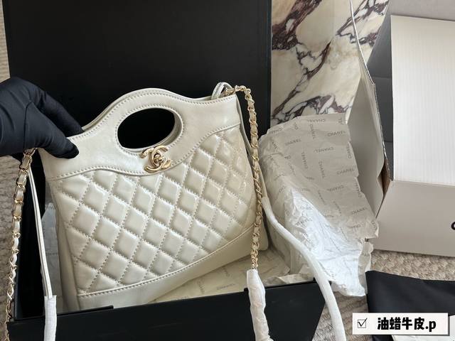 配盒 油蜡牛皮 Size：24*20Cm 小香家 23A值得入手的31Bagmini Chanel又又又复刻了 新款31Bag出了Minisize 这谁顶得住