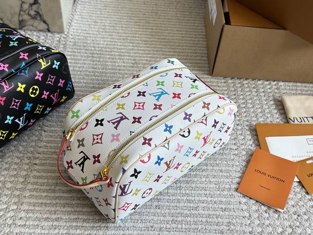 高版本 L家时尚化妆包再次出货，永远都不会过时，女士们的必备品，男士们，女士们，通通可以使用，球星内马尔及各大牌明星，酷爱的一款双拉链的手包化妆包，经典老花，面