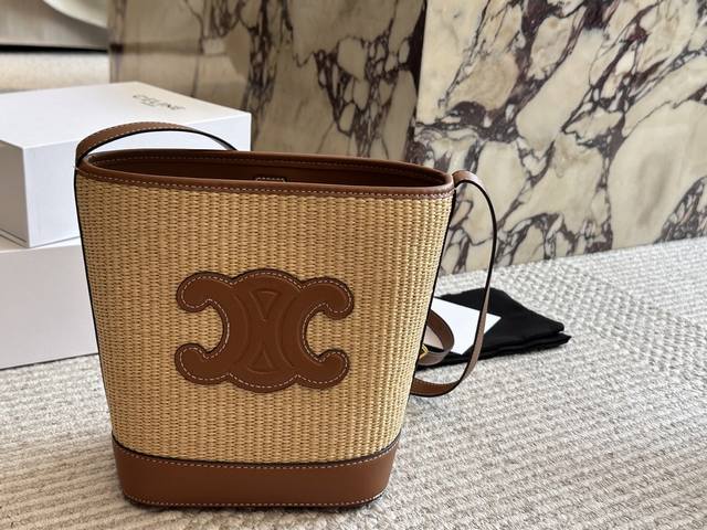 配盒 升级版 Size：18*22Cm 小 Celine 水桶包 一直很喜欢老花的包 草编经典极搭！ 颜值超级在线哦 Celine水桶包越背越顺手