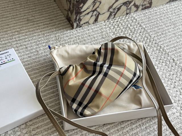 Burberry百变包包由简直太Yyds啦 是Shui ~还没有拥有 百变包包呀 Bbr新款云朵包 原版布料 凹造型简直不要太好看 包身自重超轻超能装色 可全国