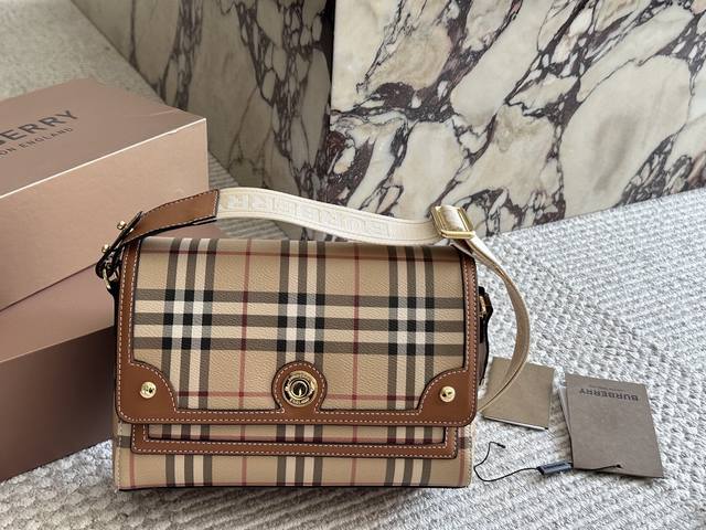 配盒 Size：25*18Cm Bur 经典马格邮差包！ 自带Vintage气质。 帆布的比全皮的看起来更有质感，更特别。