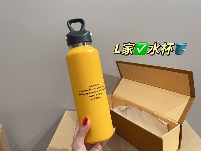 配盒 L家水壶保温杯 多喝水秘籍 有了它能多喝两杯水 一眼爱上的小水壶 搭配羊羔毛外套 绝了 最主要还能假装是个包！ 保温效果很不错！夏天还能保冷Haha