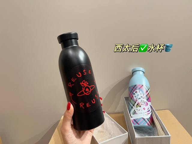 配盒 西太后 水壶保温杯 多喝水秘籍 有了它能多喝两杯水 一眼爱上的小水壶 搭配羊羔毛外套 绝了 最主要还能假装是个包！ 保温效果很不错！夏天还能保冷Haha