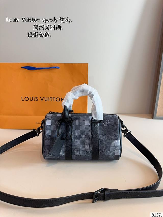 Lv Speedy 枕头包 Logo超级耐看 质感气质拉满 大气，休闲百搭，也是我入手主要原因，搭配小羊皮软嫩软嫩的材质，总之是可以驾驭通勤、休闲各种风格的包包