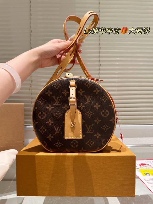 原单牛皮 折叠礼盒+飞机盒 Lv 软圆饼 最近新宠，每天都背它，软饼的容量真的很感人，除了 我包里的这些，还可以放下一个充电宝和手机的上身图是在店里试的时候随便