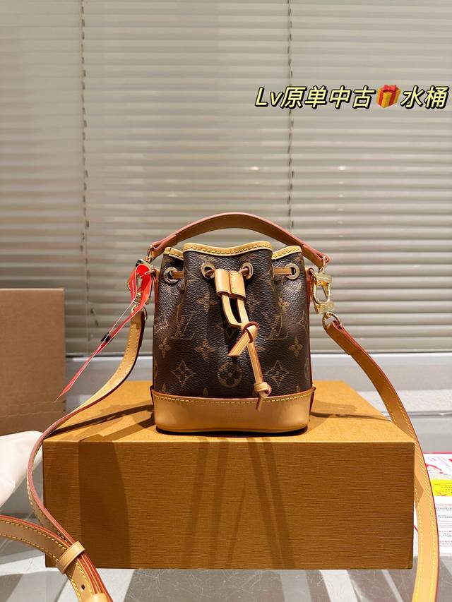 推荐 配内胆 手提 代购级 Lv Mini小水桶包！不得不买的好货！老花Nano系列最夯超迷你水桶包！这只几乎身边朋友人手一只，太Q！ 配变色皮。做工极精致，各