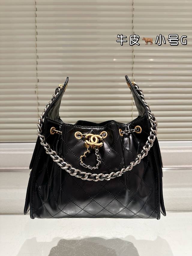 头层皮 Chanel 25S 牛皮Hobo流浪包 香奈儿 Chanel 牛皮刺绣购物袋出货，超级柔软，亲感特别好！内里采用同质量牛皮料！超级好物，等你来背！尺寸