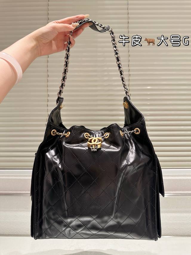 头层皮 Chanel 25S 牛皮Hobo流浪包 香奈儿 Chanel 牛皮刺绣购物袋出货，超级柔软，亲感特别好！内里采用同质量牛皮料！超级好物，等你来背！尺寸