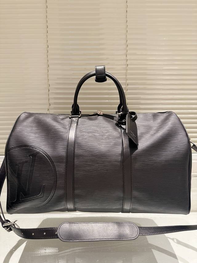 要旅行的宝宝 机场旅行包来咯 Lv 专柜同款旅行包 范冰冰 杨幂 刘涛各路大牌明星同款我有自留一直在用每个摩登旅者 都要拥有一只帅气能装的旅行袋 时尚爆发款火热